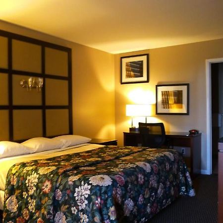 Relax Inn Watertown Esterno foto