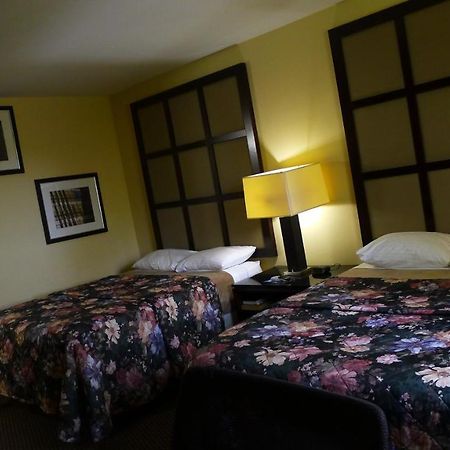 Relax Inn Watertown Esterno foto