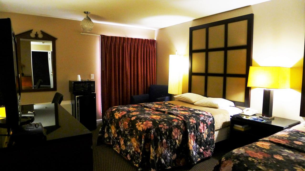 Relax Inn Watertown Esterno foto