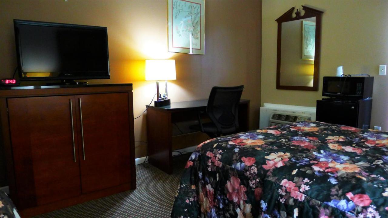 Relax Inn Watertown Esterno foto